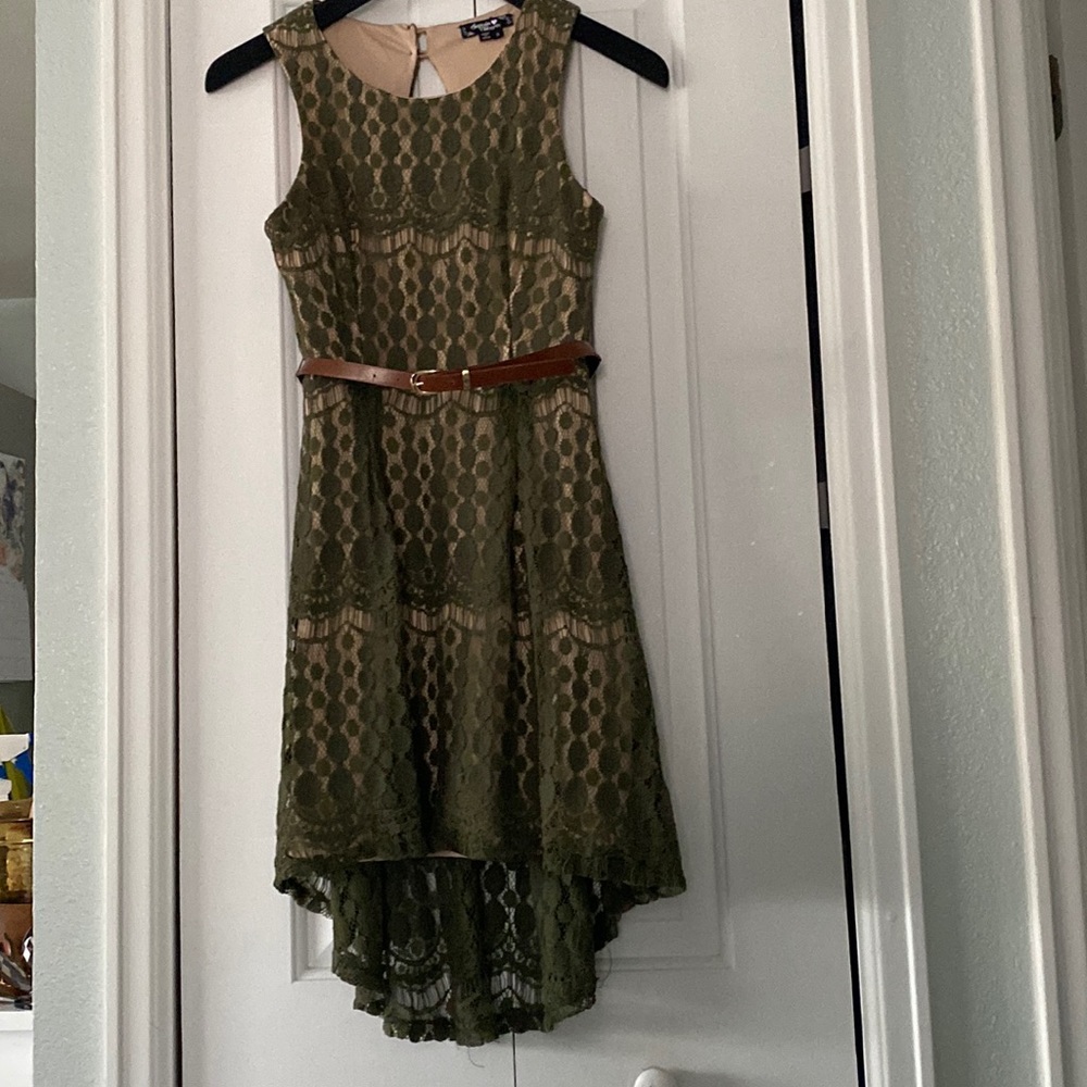 Juniors summer dress. Comes with accent belt 💚